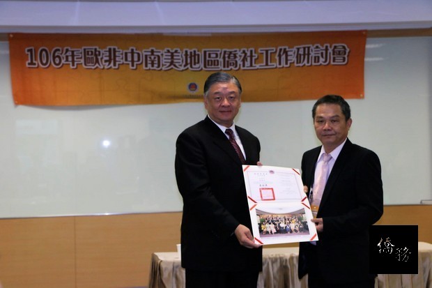 OCAC Vice Minister Roy Yuan-Rong Leu (left) presented completion certificates, accepted by class leader Chen Liang-chen on behalf of participants.