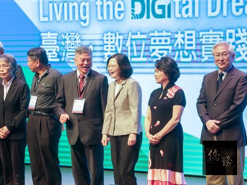 President Tsai Ing-wen (third from right); photo courtesy of CNA