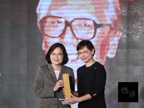 President Tsai Ing-wen (left) and Elizabeth Hsu; photo courtesy of CNA