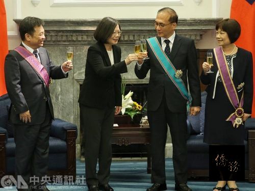 From left to right: Lin Hsi-yao, President Tsai Ing-wen, Lin Chuan, and Chen Mei-ling ; photo courtesy of CNA