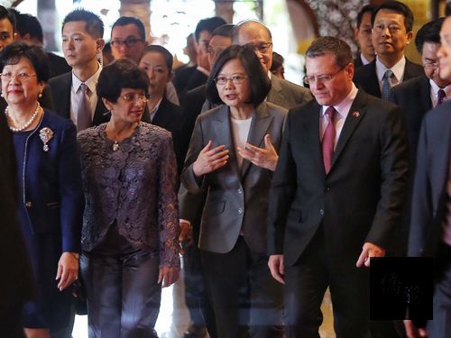 President Tsai Ing-wen ( front row, third from left) ; photo courtesy of CNA