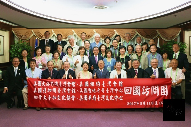 The Delegation of North America Taiwan Centers visited the OCAC on September 11 and was received by Minister Wu (fifth on right).
