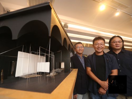 Huang Sheng-yuan (center);photo courtesy of CNA