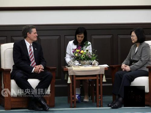 President Tsai Ing-wen (right) and Steve Daines (left);photo courtesy of CNA
