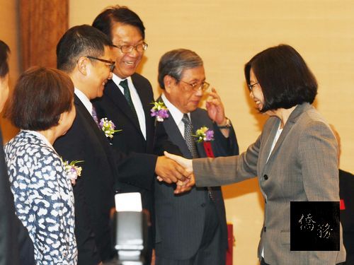 President Tsai Ing-wen (right) ; photo courtesy of CNA