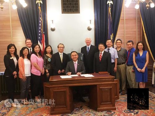 Jerry S. Chang (center, seated)/Photo courtesy of Taipei Economic and Cultural Office in Denver