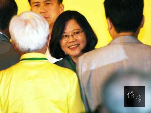 President Tsai Ing-wen (center); photo courtesy of CNA