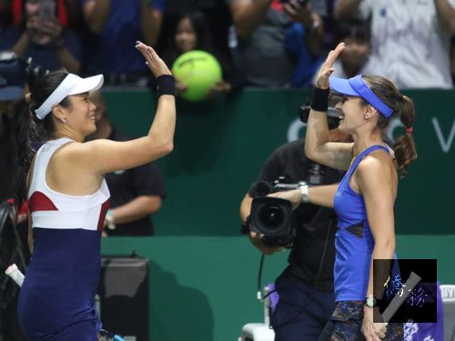 Chan Yung-jan (left) and Martina Hingis; photo courtesy of CNA