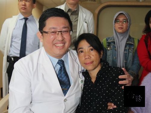 Amy (right) and her doctor Lin Jing-wang (left); photo courtesy of CNA