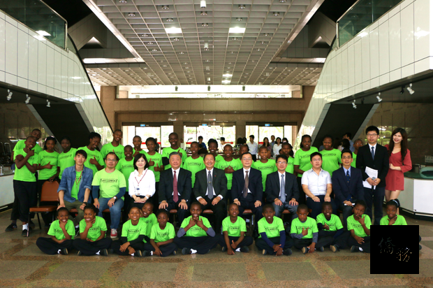 . Accompanied by Vincent Lin, Secretary General of the ACC Africa Steering Committee, (middle, second row) 31 orphans from Swaziland ACC visited the OCAC on November 23. They were received by Vice Minister Leu (second from left, second row)