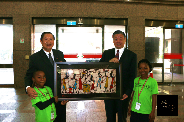 The ACC and OCAC exchanged souvenirs