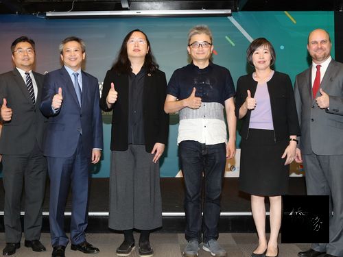 Kin Moy (second left) and Audrey Tang (third left)/Photo courtesy of CNA