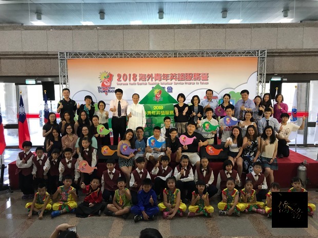 About 600 young people will work as volunteer English teachers to teach schoolchildren English in rural areas of Taiwan.