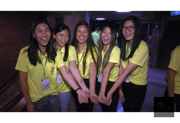 Volunteers showed their “I love Taiwan” sign to express their love for Taiwan and the enjoyment they had in the program.