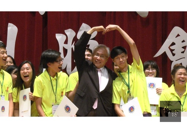 Participants in the Overseas Youth English Teaching Volunteer Service Program received a Certificate of Volunteer Service from Chang.