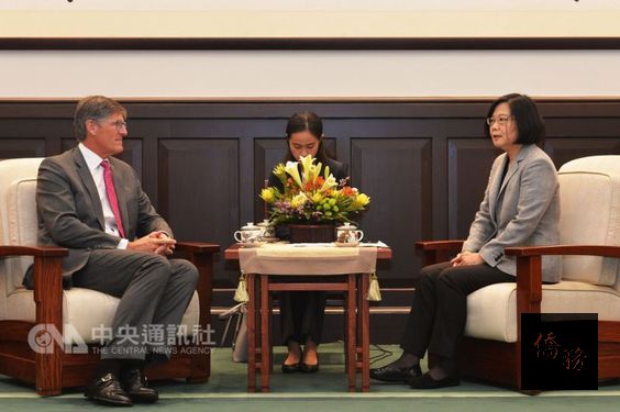 President Tsai Ing-wen (right) and Citigroup CEO Michael L. Corbat (left) / Photo courtesy of CNA