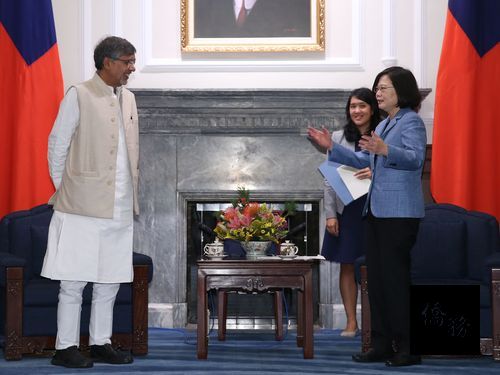 President Tsai Ing-wen (right) and Kailash Satyarthi (left). / Photo courtesy of CNA