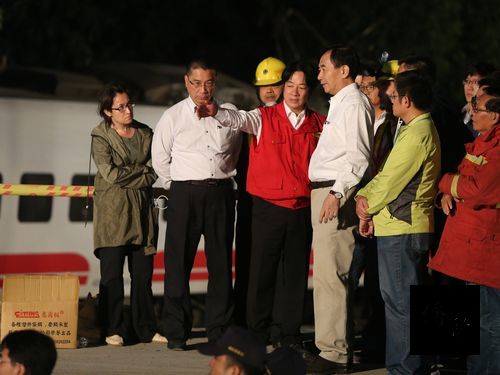 Premier Lai Ching-te (third left wearing red vest) at the scene of the accident Sunday/Photo courtesy of CNA