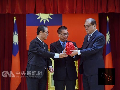 new head of the National Immigration Agency Chiu Feng-kuang (right) and Interior Minister Hsu Kuo-yung (center)