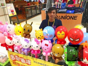 Cheng Yao-yao sits in a wheelchair next to his handmade children’s balloons in Taipei on Dec. 29./Photo courtesy of Taipei Times