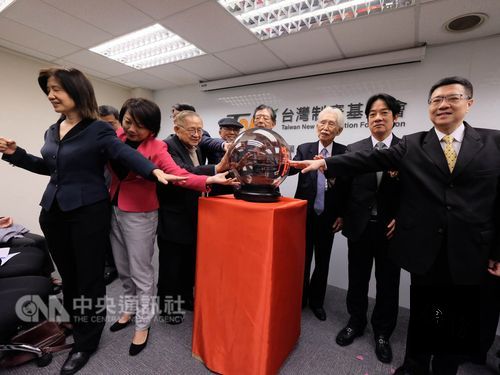 former Premier Lai Ching-te (second right) / Photo courtesy of CNA