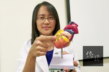 Taichung Tzu Chi Hospital cardiologist Chen Mei-ling points at a model of a heart at the hospital yesterday./Photo courtesy of Taipei Times