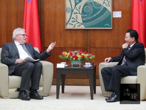 Foreign Minister Joseph Wu (right) and Werner Langen / Photo courtesy of CNA