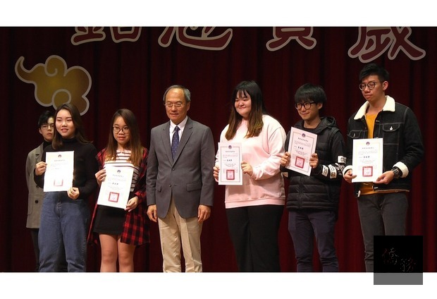 Minister Wu presented certificates for excellent academic performance and conduct to five overseas compatriot student winners.