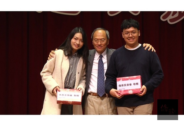 Minister Wu gave out red envelopes and provided various desirable prizes for the event’s lucky draw. He is shown in a group photo with the winning oversea students.