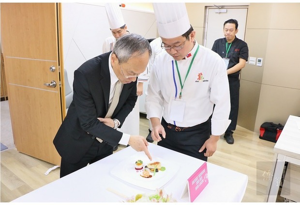 At the press conference, the head chefs demonstrated how to cook selected main dishes, showing the excellent culinary skills and sumptuous banquets that will feature in the tour.
