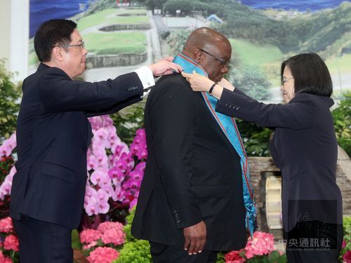 President Tsai Ing-wen (right) and St. Christopher and Nevis Prime Minister Timothy Harris (center) / Photo courtesy of CNA
