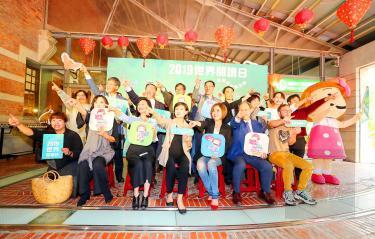 Minister of Culture Cheng Li-chiun, front row fourth left, and others gesture at a news conference to promote World Book Day at National Taiwan Museum’s Nanmen Park in Taipei on Wednesday./Photo courtesy of CNA