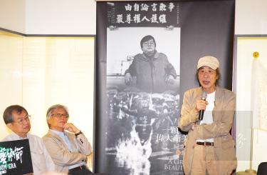 Photographer Pan Hsiao-sha speaks at the opening of a photography exhibition on democracy advocates Deng Nan-jung and Chan Yi-hua at the Nylon Cheng Liberty Foundation in Taipei yesterday./Photo courtesy of CNA