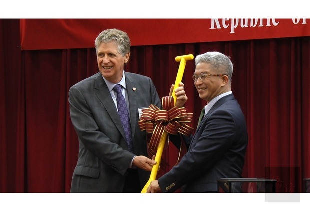 At the ceremony, Deputy Minister Szu-chien Hsu (right) presented an oar to Deputy Governor Daniel McKee (left).
