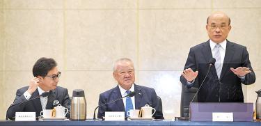 Premier Su Tseng-chang, right, speaks at a breakfast meeting in Taipei yesterday with members of the Chinese National Association of Industry and Commerce as association vice chairman Daniel Tsai, left, and chairman Lin Por-fong look on.