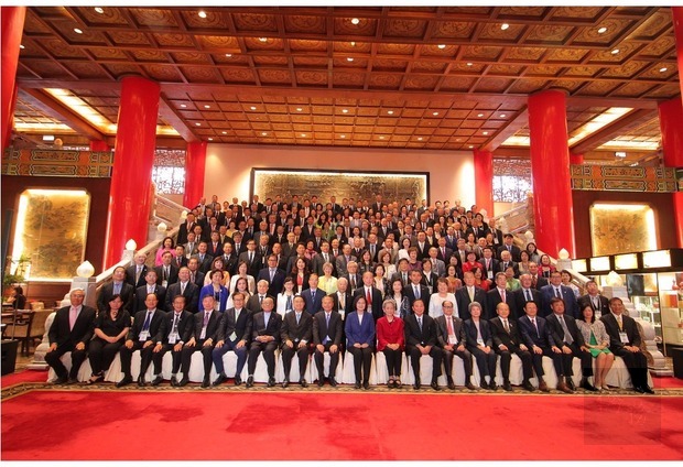 President Tsai, accompanied by OCAC Minister Wu, in a group photo with OCAC commissioners from around the world.
