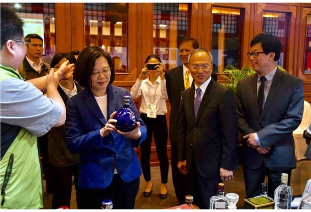 Accompanied by Minister Wu, President Tsai visited Overseas Compatriot Card specially-engaged store display stalls. 
