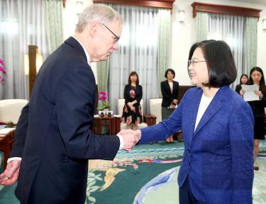 President Tsai Ing-wen, right, shakes hands with former American Institute in Taiwan chairman Richard Bush yesterday at the Presidential Office in Taipei. / Photo courtesy of CNA