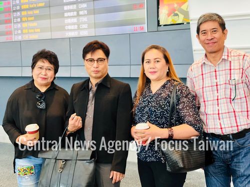 MECO Labor Center-Taipei Deputy Director Dayang Dayang Sittie Kaushar G. Jaafar (left), Arnell Ignacio (second left) and Marie Yang (second right)/Photo courtesy of CNA