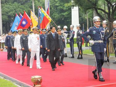 Minister of National Defense Yen De-fa, center, presides over a parade yesterday at the Republic of China (ROC) Military Academy’s Kaohsiung base to celebrate its 95th anniversary./Photo courtesy of Taipei Times