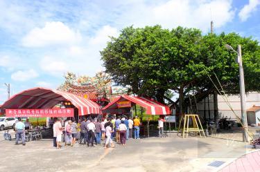 Tainan residents gather at a 300-year-old banyan tree in the city’s Sinying District on Monday to pray for the tree’s safe relocation./Photo courtesy of Taipei Times