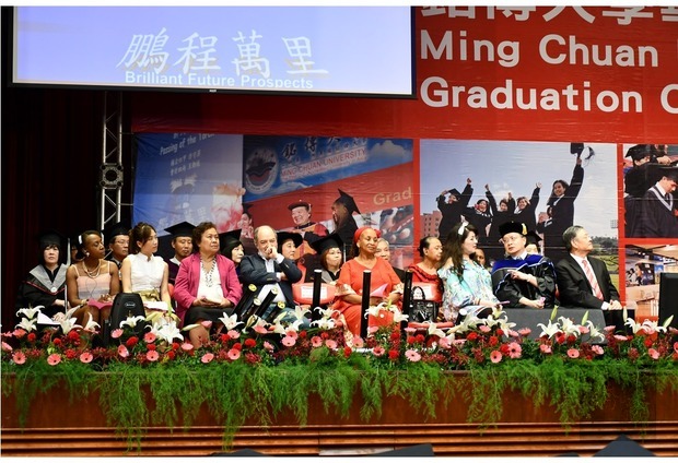 OCAC Vice Minister Roy Yuan-Rong Leu (1st on right) attended Ming Chuan University’s 2018 Commencement along with the ambassadors of nine countries including Belize, the Solomon Islands and the Kingdom of Eswatini.
