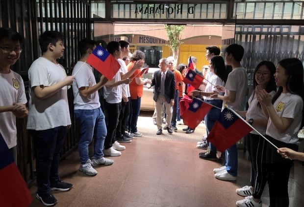 Students and teachers of  Dr. Sun Yat Sen School in Ciudad del Este lined up and sang a welcome song to greet Minister Wu and his group.
