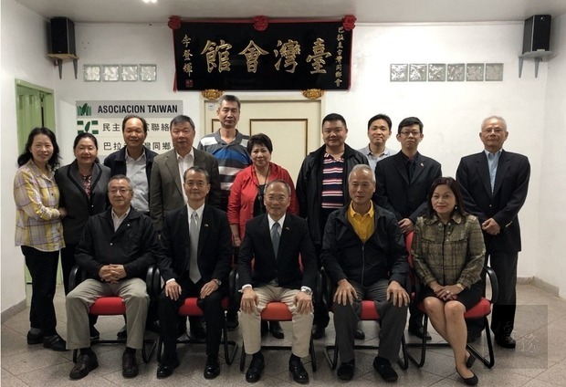 The group led by Minister Wu photographed with directors and supervisors and officials of the Taiwanese Association in Paraguay.
