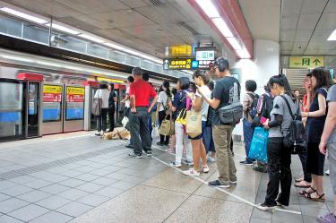 Passengers wait on the platform of a Taipei MRT station on March 7./Photo courtesy of Taipei Times