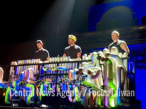 Blue Man Benedict Smith (left), Brian Tavener (center), and Thom Racket (right) rehearsing in Taipei Tuesday/Photo courtesy of CNA