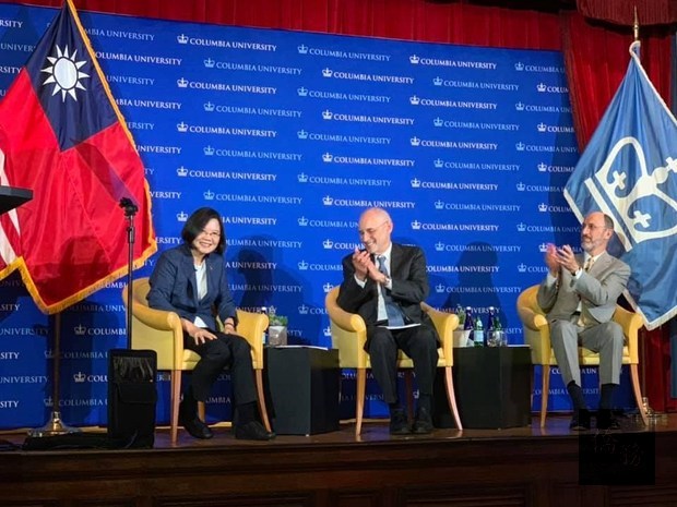 Left to right: Tsai, Columbia Professor Andrew Nathan and Jack Snyder/Photo courtesy of CNA