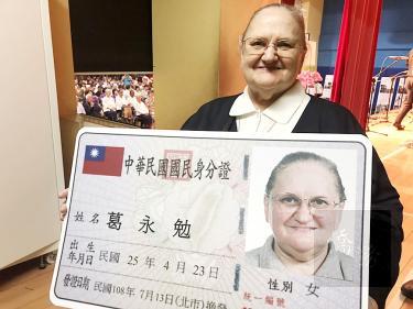 Belgian Catholic nun Maria Godelieva Claeys holds a blow-up image of her Republic of China identity card in Taipei on Saturday after being granted citizenship./Photo courtesy of Taipei Times