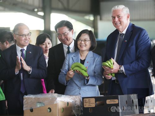 President Tsai Ing-wen (second right) and St. Lucia Prime Minister Allen Chastanet (right)/Photo courtesy of CNA