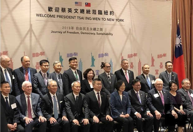 President Tsai Ing-wen (5th from right, front row), Wu Hsin-hsing (4th from left, front row), pictured together with overseas community leaders and overseas compatriots including, Ng Woon Pang (4th from right, back row), Eric Y. Y., Ng (3rd from righ